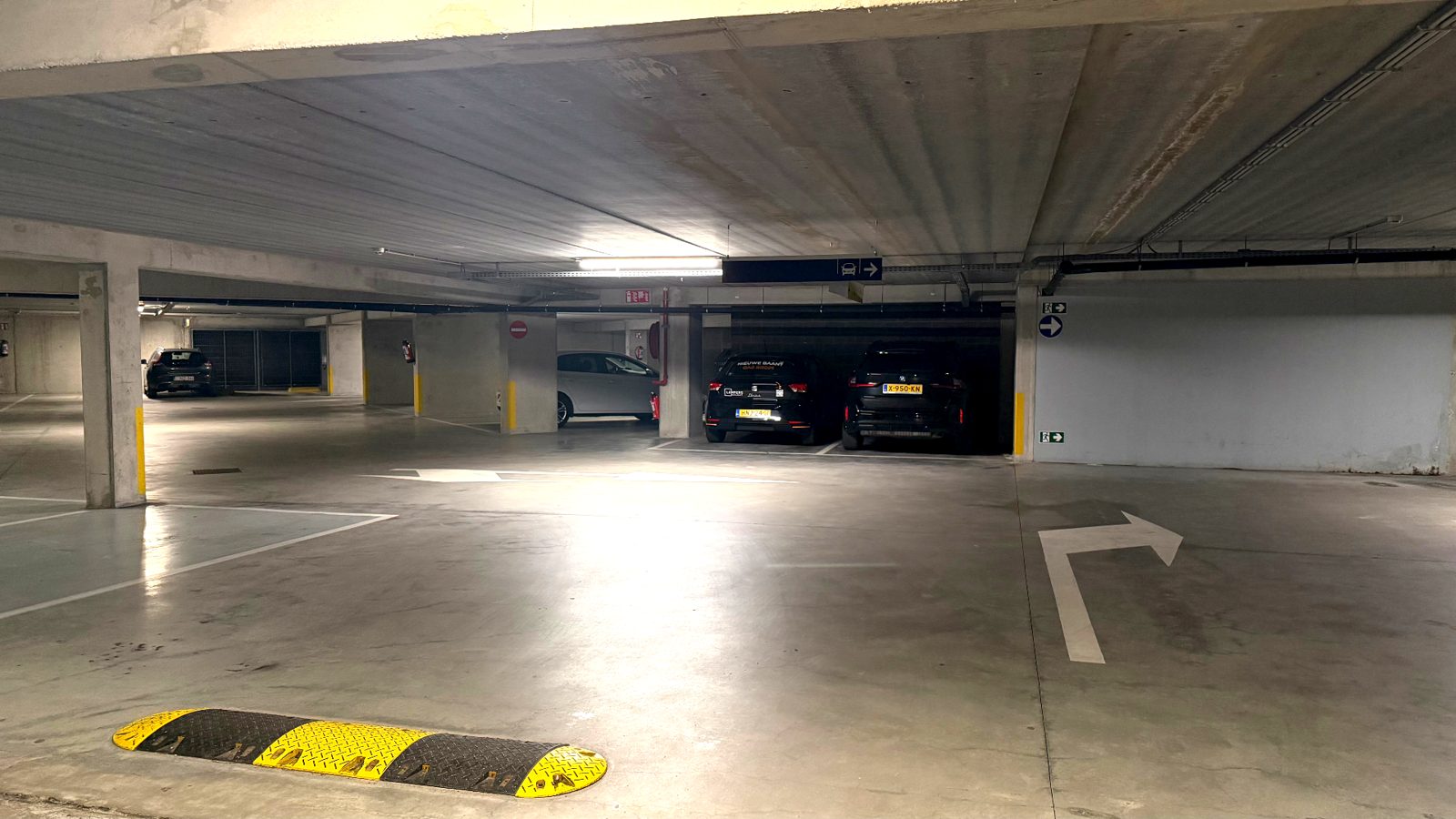 Places de parking spacieuses et éclairées dans le parking intérieur Safly à Machelen près de Zaventem