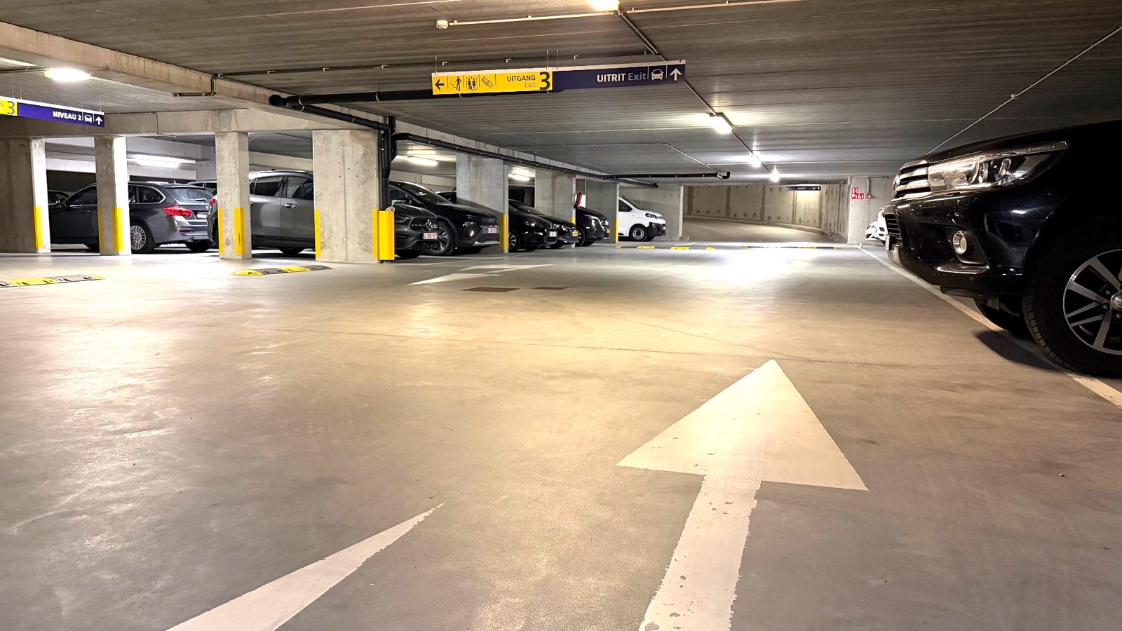 Parking couvert intérieur sécurisé Safly avec places numérotées près de Brussels Airport Zaventem